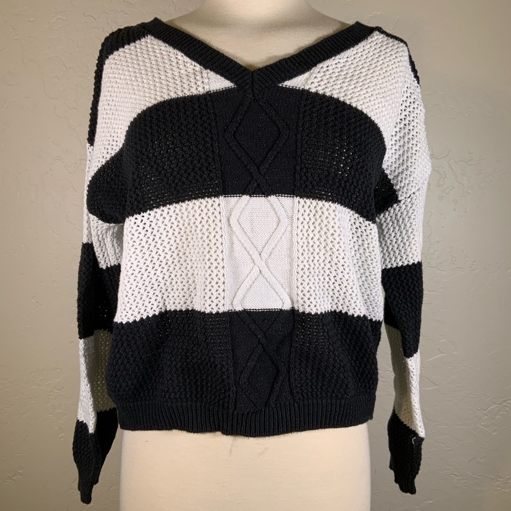 UOTORI black white sweater